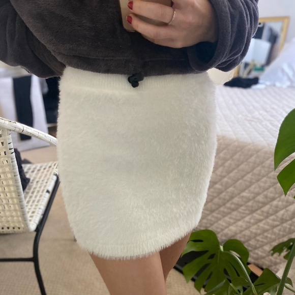 Alamour white mini skirt - Picture 2 of 6